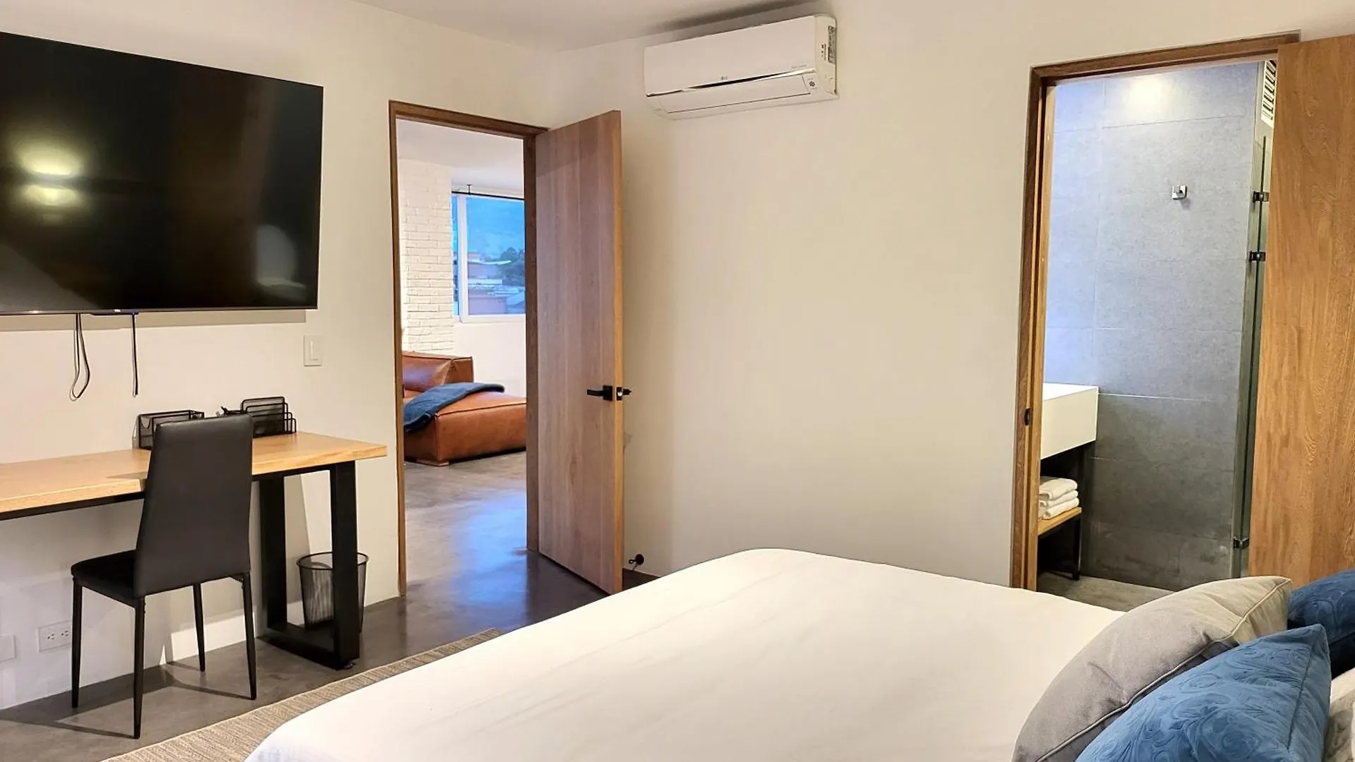 Center City Flats - Apartments In El Poblado Near Park Lleras, Medellin! Колумбия